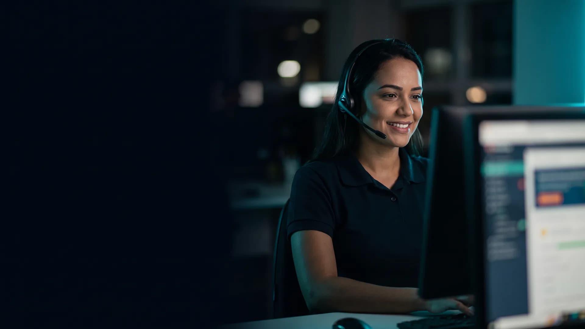 Agente de teleatendimento com headset em call center limpo e escuro