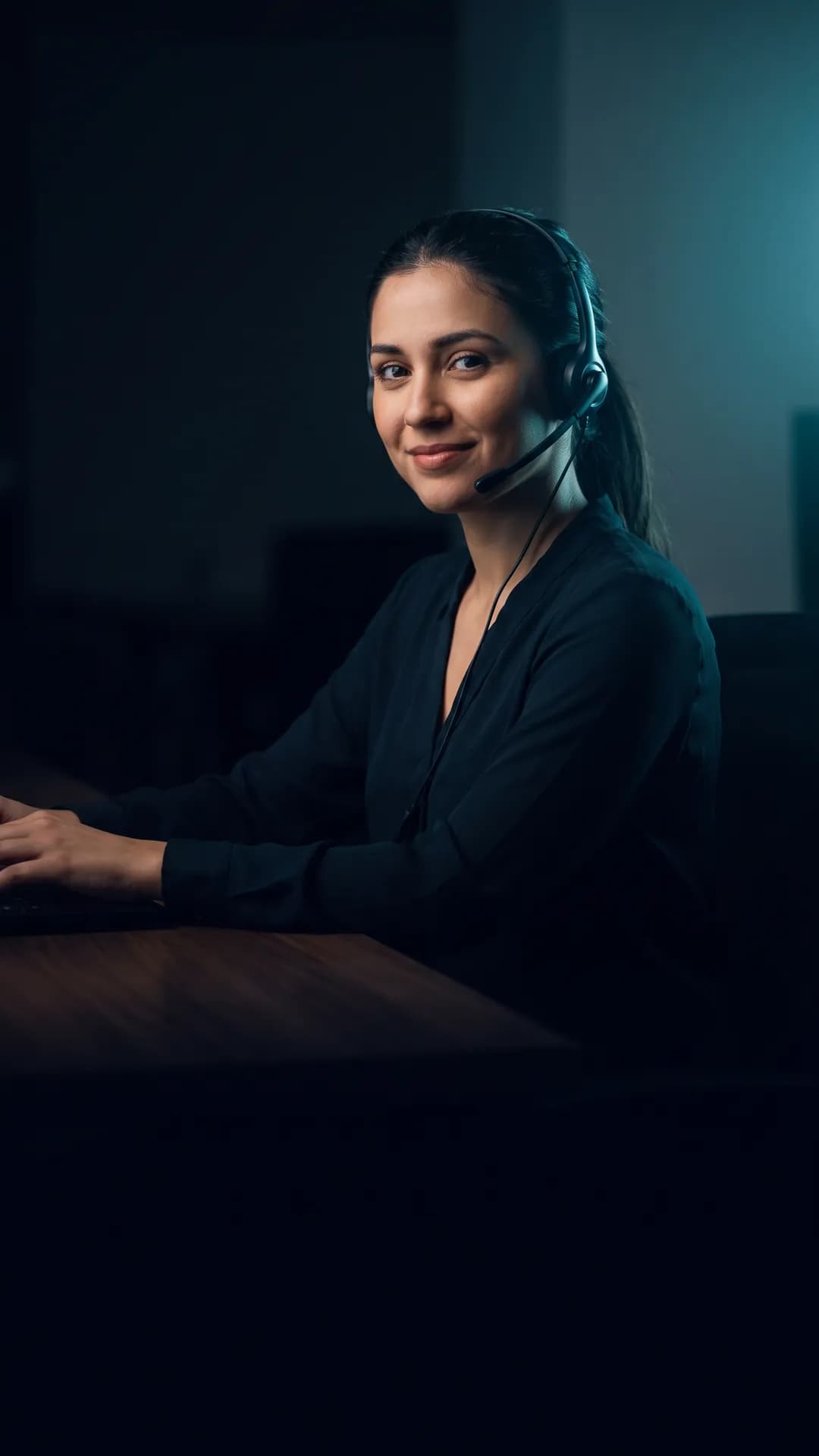 Agente de teleatendimento com headset em call center limpo e escuro