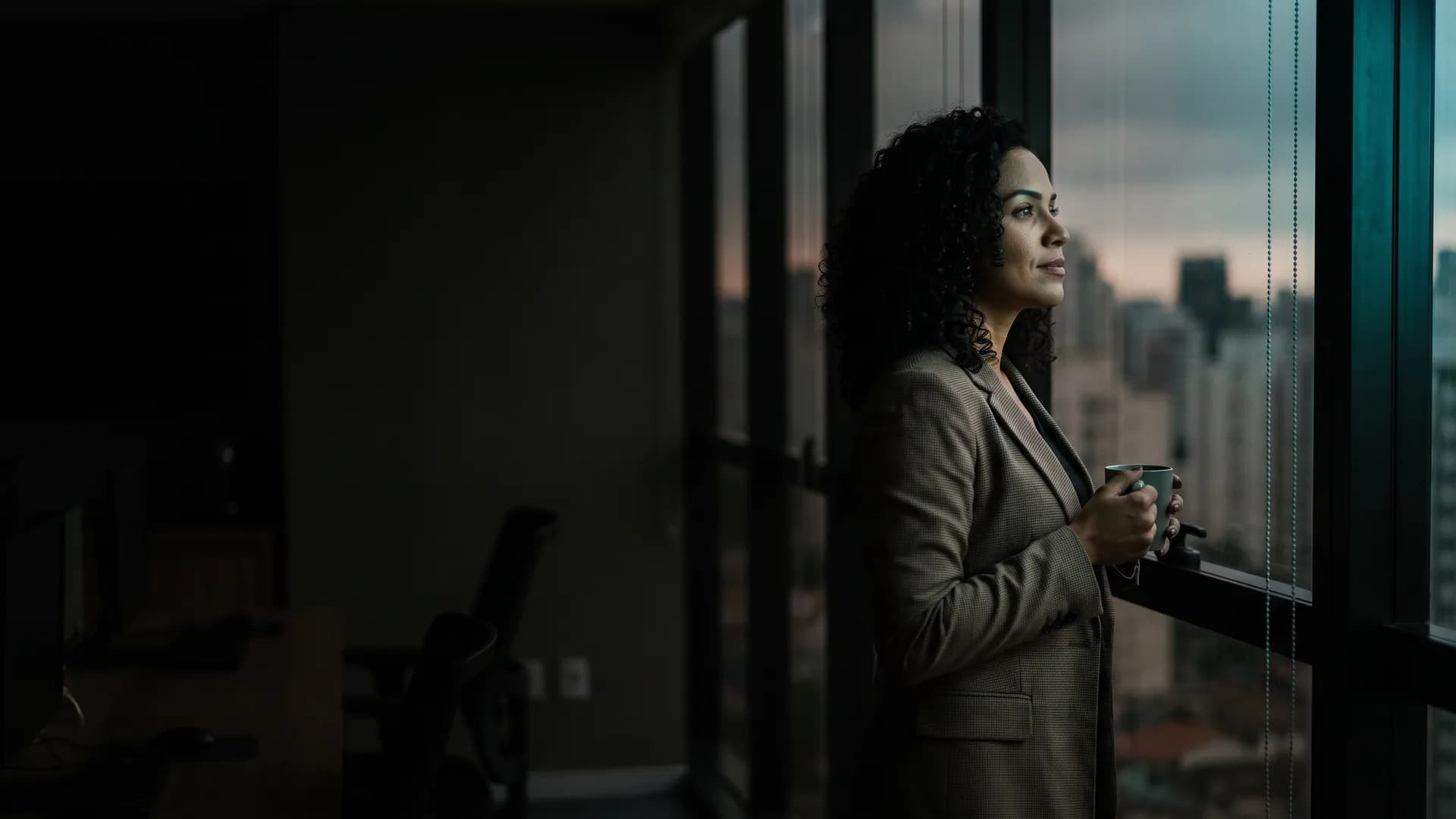 Profissional em inteligência emocional no trabalho no dia a dia do ofício — autocontrole e relacionamento no trabalho