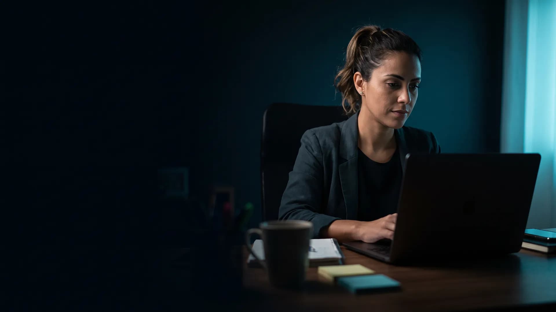 Profissional em marketing & vendas no dia a dia do ofício — fechamento comercial direto ao ponto