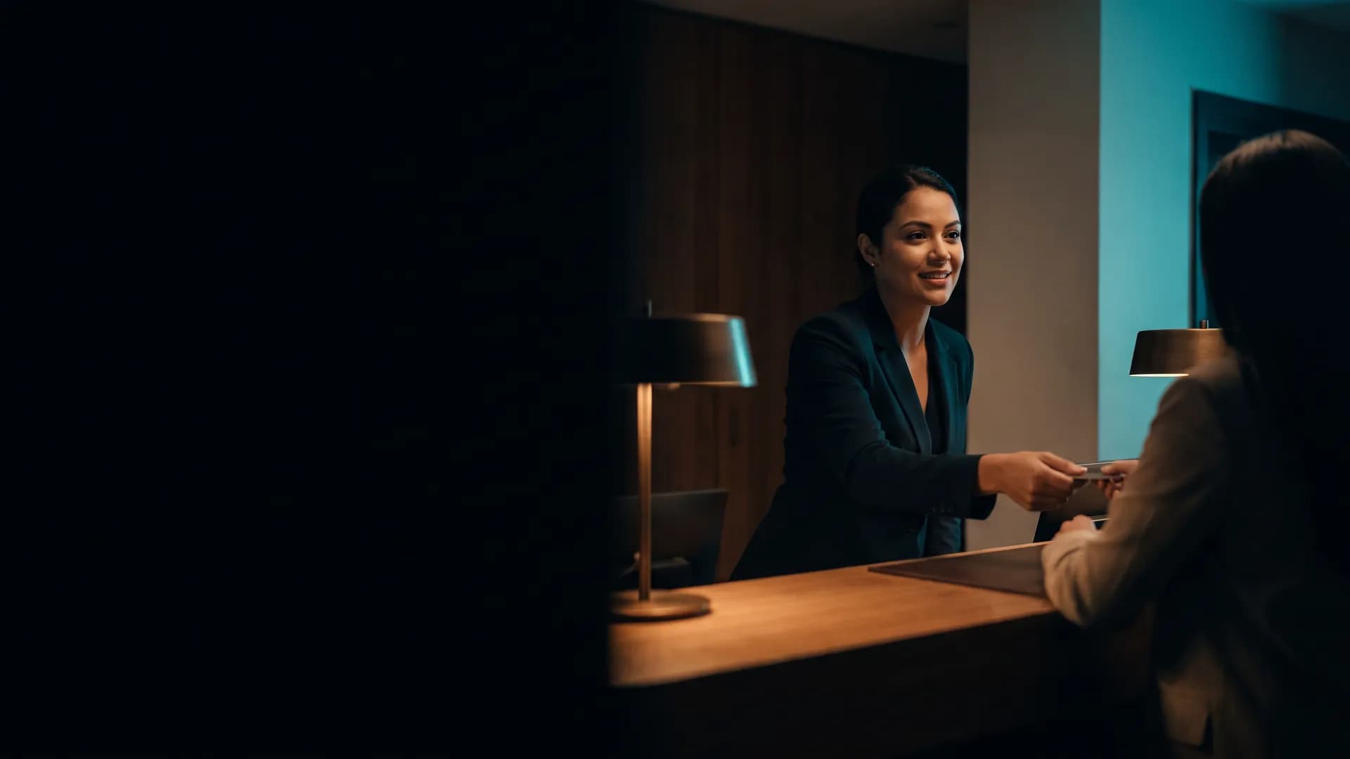 Profissional em recepcionista de hotel, restaurantes e eventos no dia a dia do ofício — recepção em hotel, restaurante e eventos