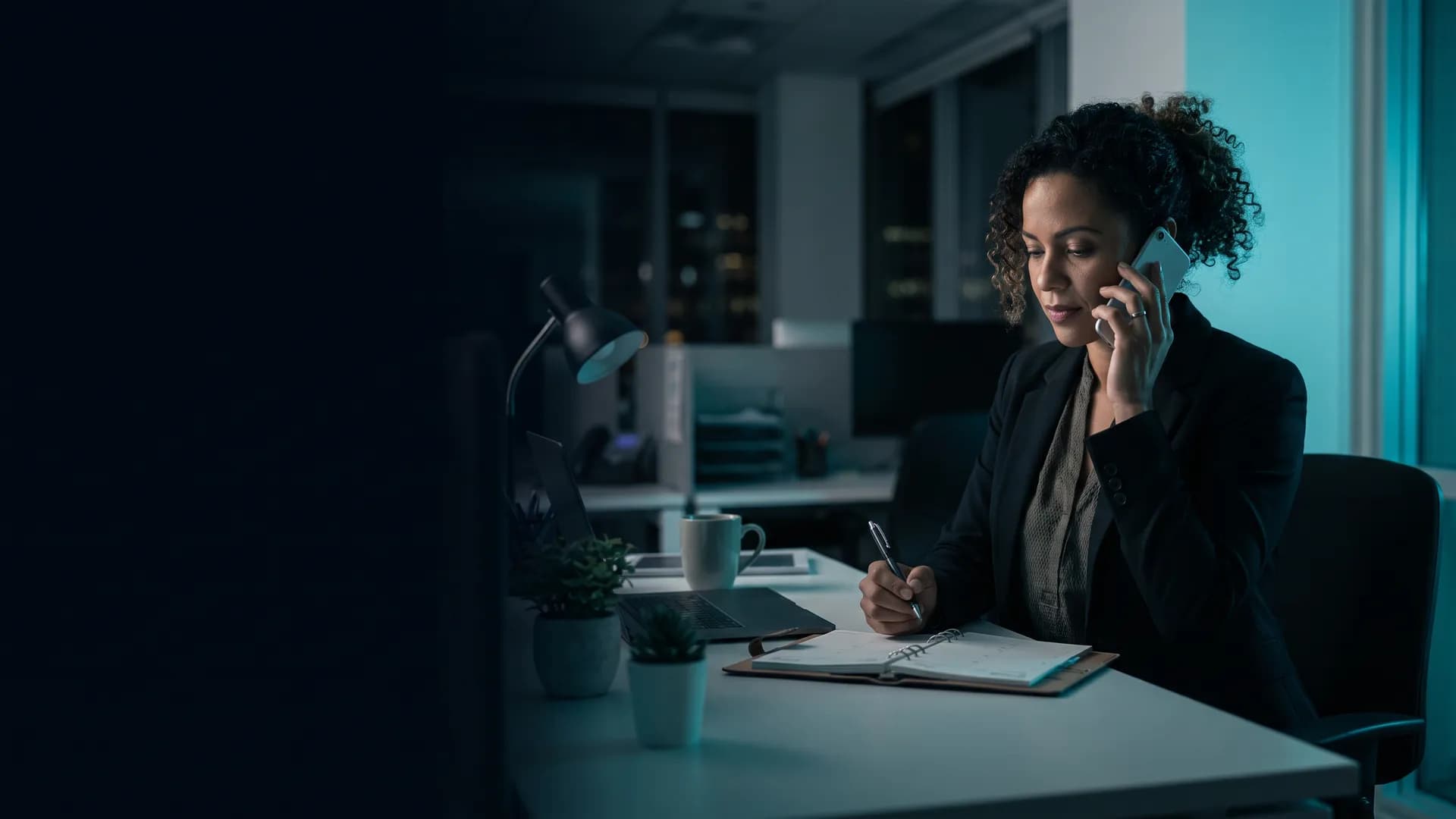 Profissional em secretariado administrativo avançado no dia a dia do ofício — rotina avançada de secretariado, organização e comunicação